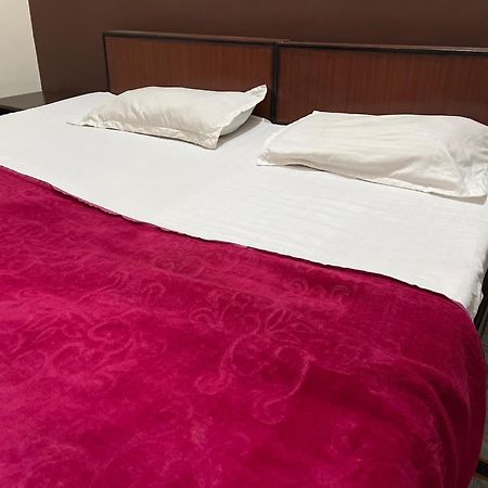 Raja Guest House -- Jalandhar Railway Station -- For Family, Couples, Travellers Εξωτερικό φωτογραφία