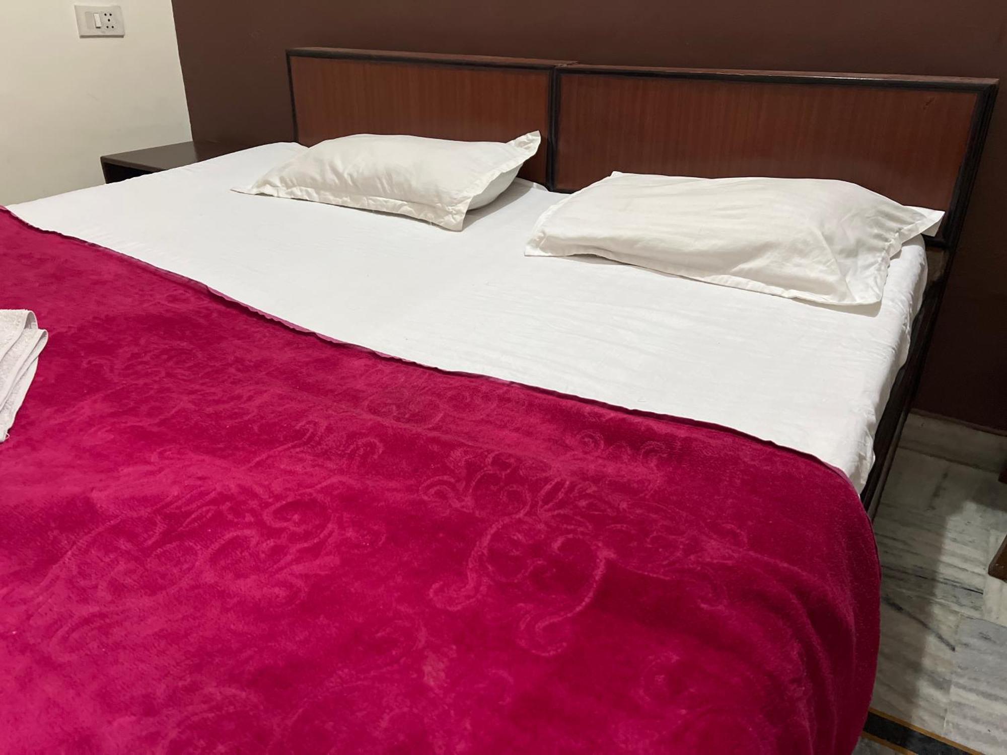 Raja Guest House -- Jalandhar Railway Station -- For Family, Couples, Travellers Εξωτερικό φωτογραφία