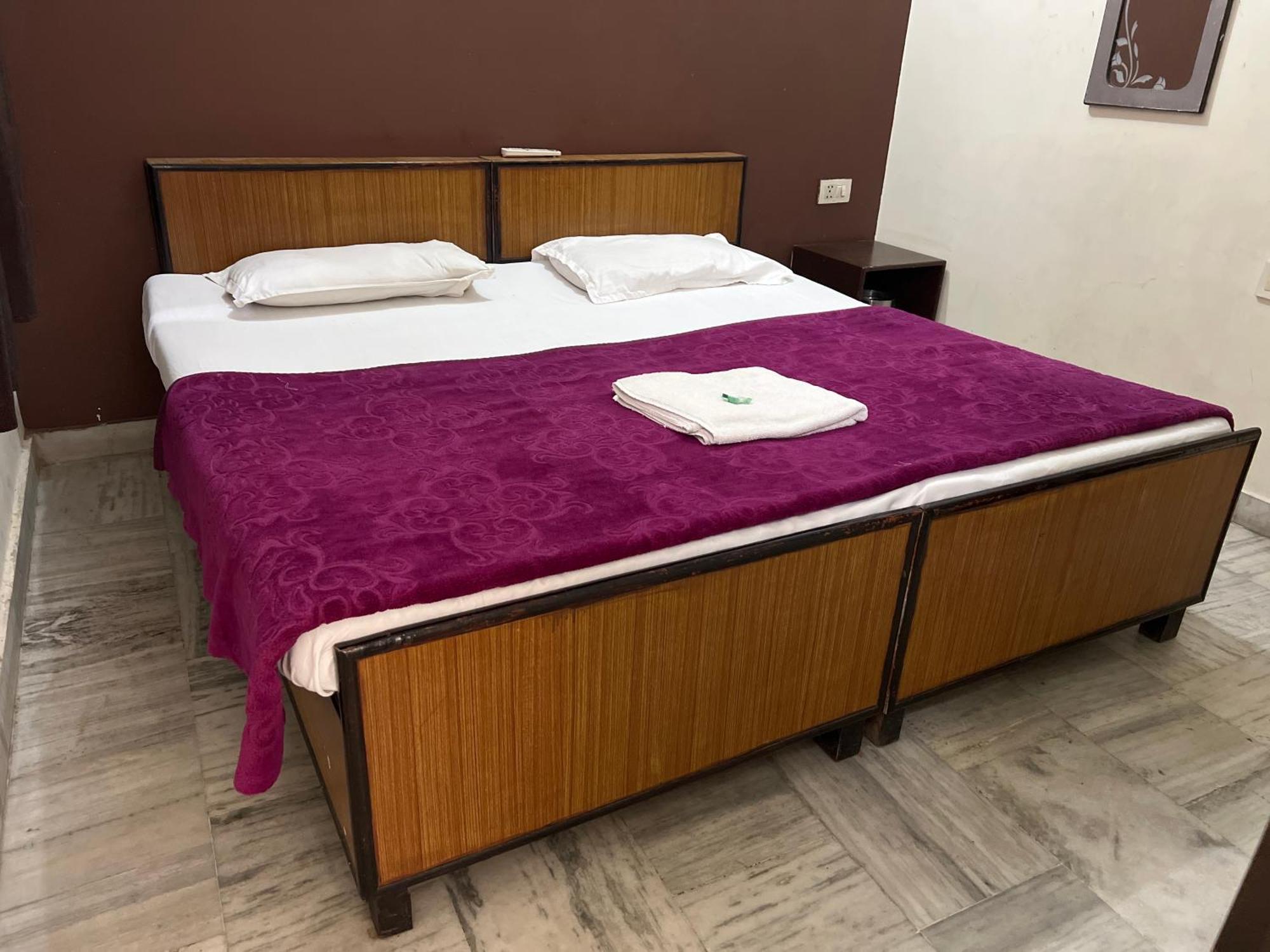 Raja Guest House -- Jalandhar Railway Station -- For Family, Couples, Travellers Εξωτερικό φωτογραφία