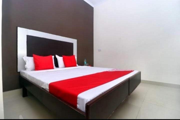 Raja Guest House -- Jalandhar Railway Station -- For Family, Couples, Travellers Εξωτερικό φωτογραφία