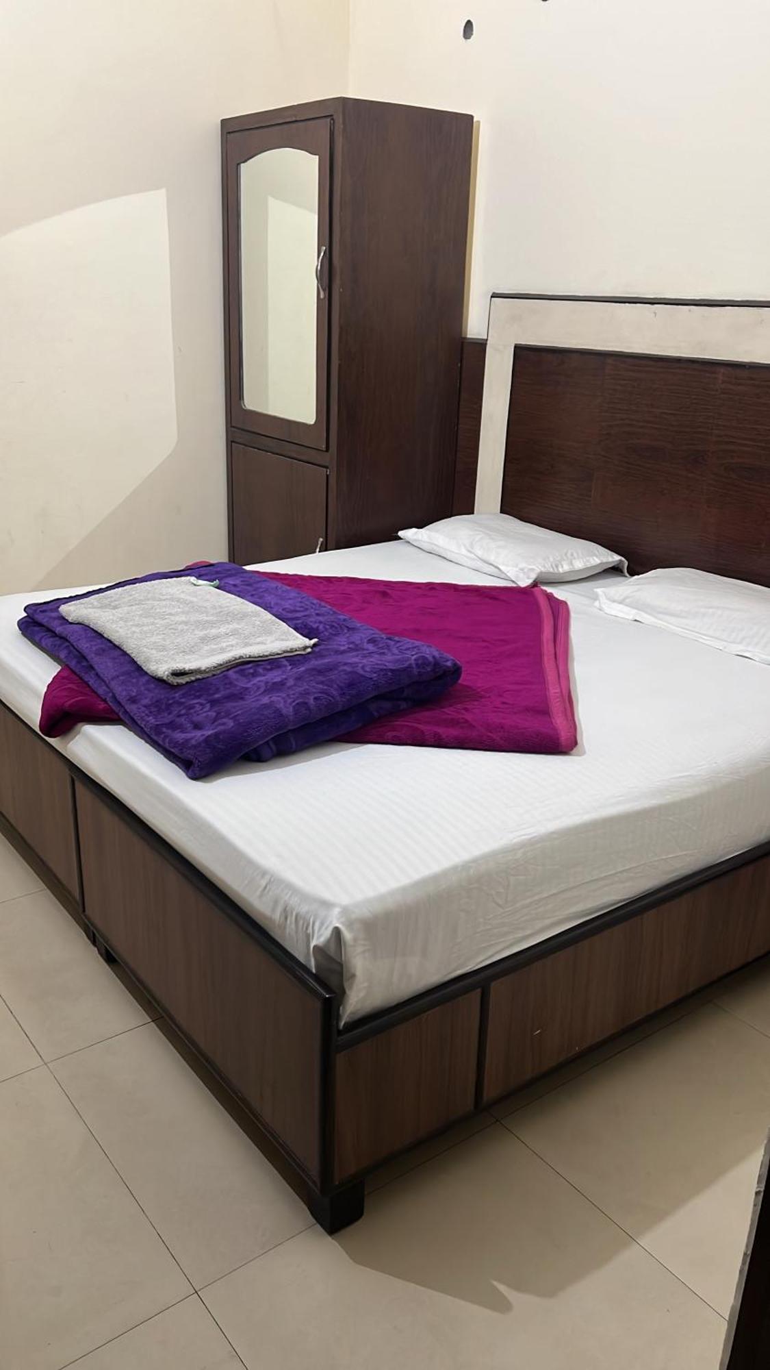 Raja Guest House -- Jalandhar Railway Station -- For Family, Couples, Travellers Εξωτερικό φωτογραφία