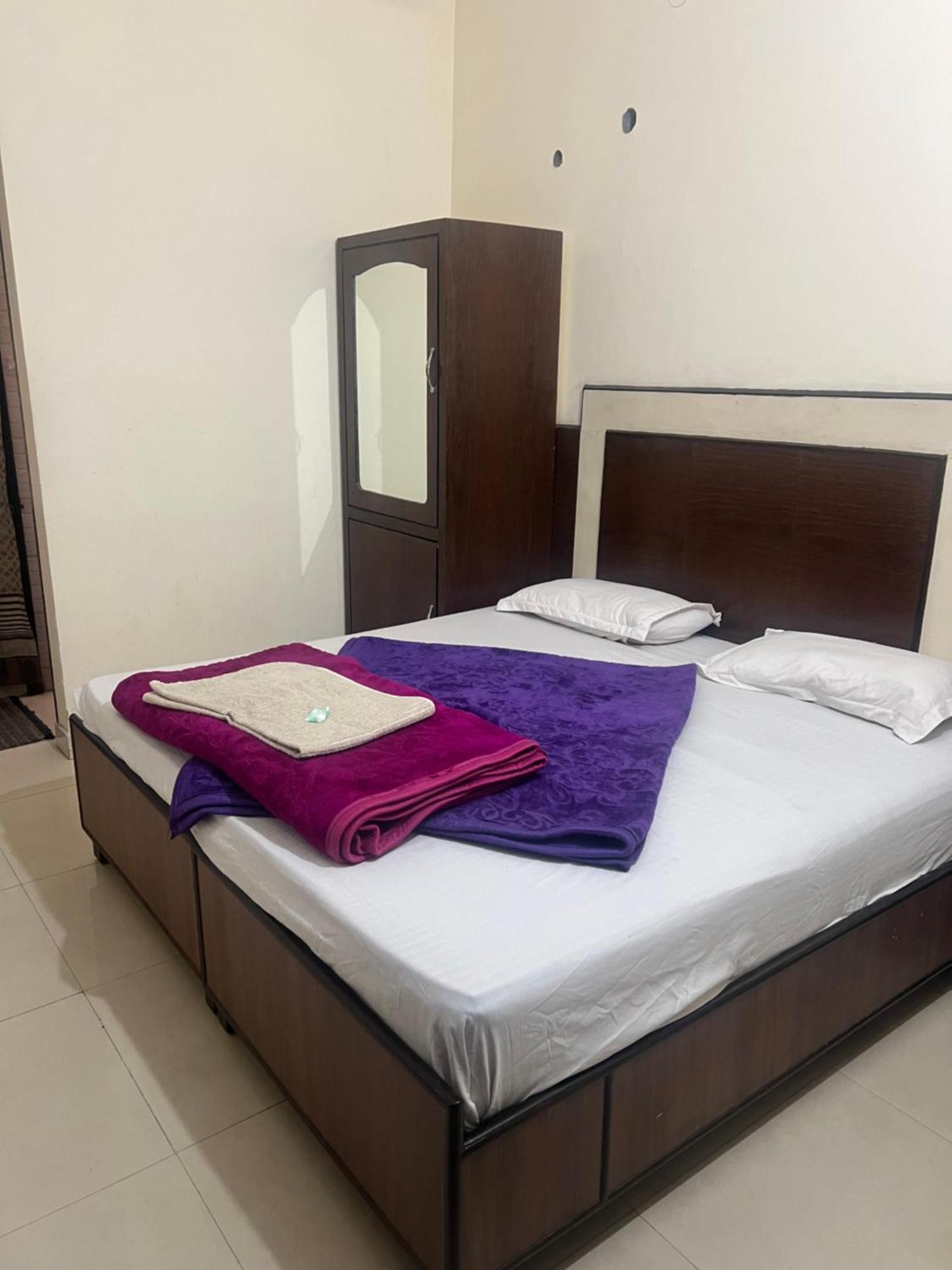 Raja Guest House -- Jalandhar Railway Station -- For Family, Couples, Travellers Εξωτερικό φωτογραφία