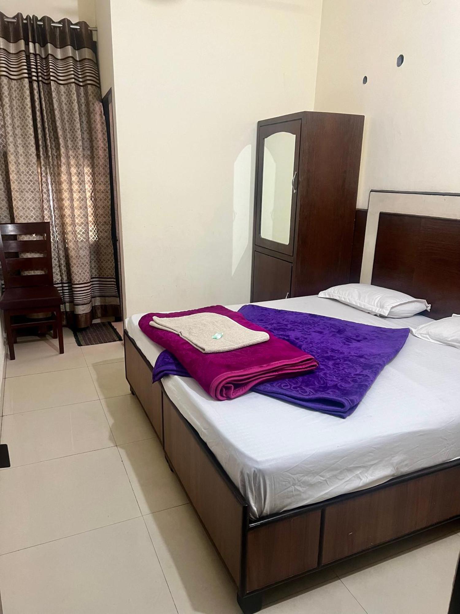 Raja Guest House -- Jalandhar Railway Station -- For Family, Couples, Travellers Εξωτερικό φωτογραφία